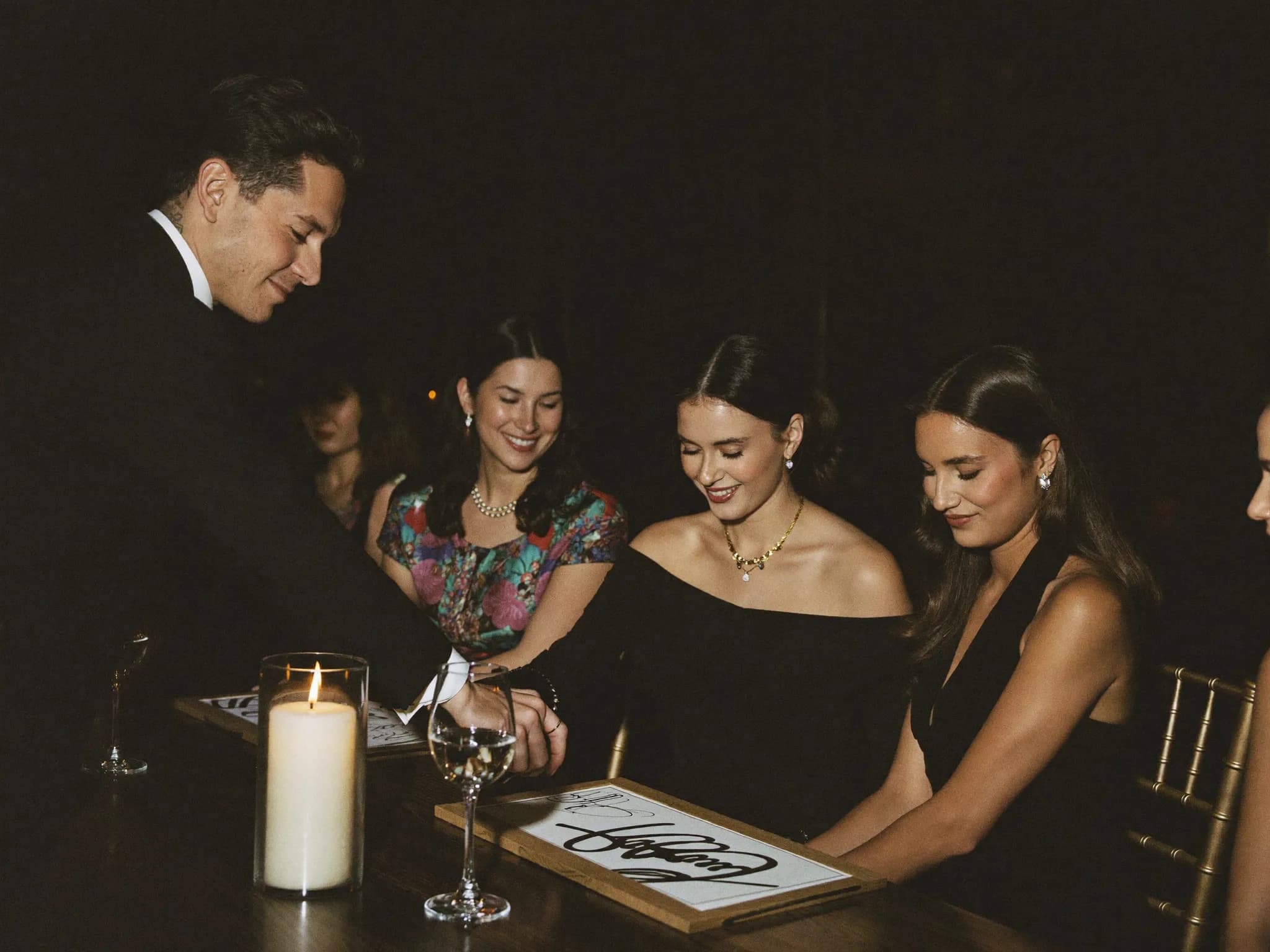 Wedding, Abu Dhabi: guests with the artwork